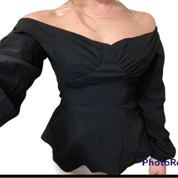 Topshop- BLACK STRETCH BARDOT TOP
Off the shoulder. - Picture 4 of 4